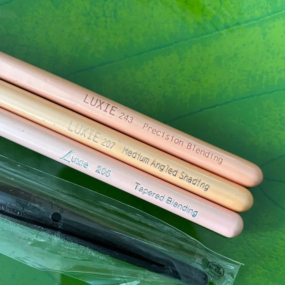 LUXIE Peach and Black Brush Collection